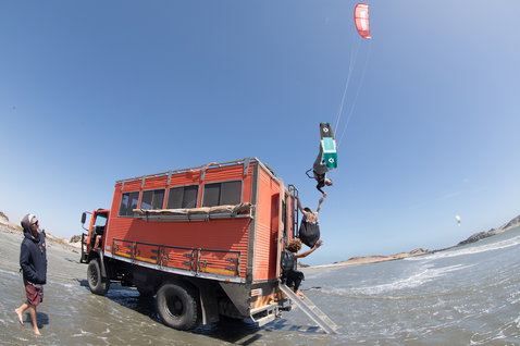Duotone Select Twin-Tip Kiteboard beim Kitesurfen am Ozeanstrand mit Sandküste