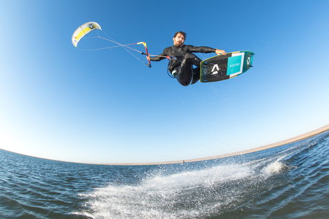 Duotone Select Twin-Tip Kiteboard beim Kitesurfen am Ozeanstrand und in der Flachwasserlagune