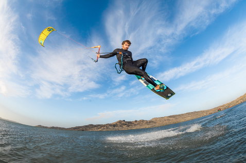 Duotone Select Twin-Tip Kiteboard beim Kitesurfen in einer Ozeanlagune
