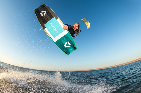 Duotone Select Textreme Twin-Tip Kiteboard beim Kitesurfen auf offenem Ozeanwasser und flacher Bucht