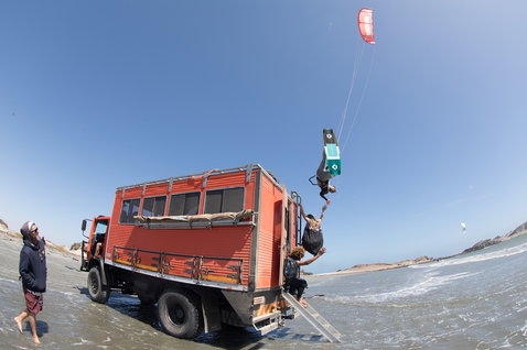 Duotone Select Twin-Tip Kiteboard beim Kitesurfen am Ozeanstrand mit flachem Wasser