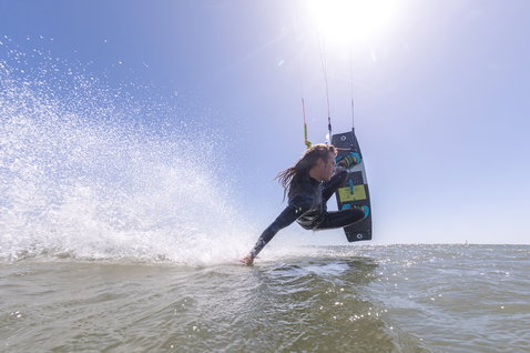 Duotone Select Textreme Twin-Tip Kiteboard beim Kitesurfen auf dem Meer