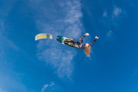 Duotone Select Textreme Twin-Tip Kiteboard beim Kitesurfen im offenen Himmel aus der Luft
