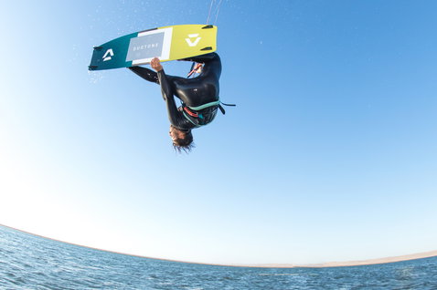 Duotone Select Textreme Twin-Tip-Kiteboard beim Kitesurfen im Ozean