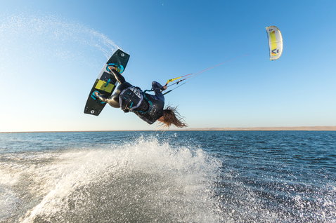 Duotone Select Textreme Twin-Tip Kiteboard beim Kitesurfen über einer Lagune