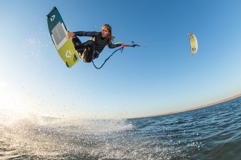 Duotone Select Twin-Tip Kiteboard beim Kitesurfen im offenen Ozean