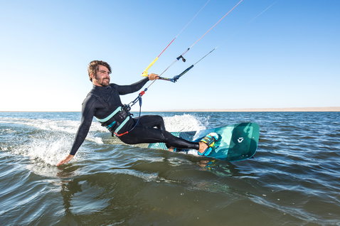 Duotone Ultraspike Textreme twin-tip kiteboard 165cm lors du kitesurf dans un lagon d'eau plate