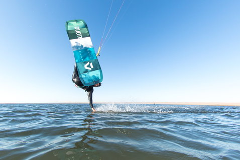 Duotone Ultraspike Textreme kiteboard twin-tip en train de faire du kitesurf sur l'océan