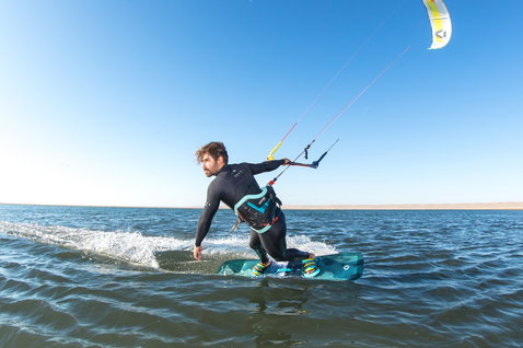 Kiteboard twin-tip Duotone Ultraspike 165cm lors d'une session de kitesurf en eau libre