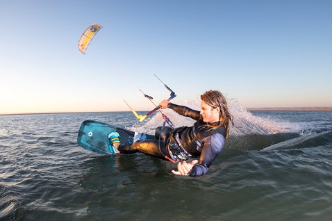 Duotone Ultraspike Textreme 2020 kiteboard twin-tip lors d'une session de kitesurf en océan ouvert
