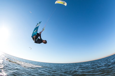 Kiteboard twin-tip Duotone Ultraspike Textreme en action lors de kitesurf sur l'océan
