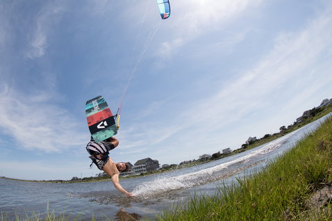 Tavola da kitesurf twin-tip Duotone Spike Textreme 153cm durante il kitesurf in una laguna costiera