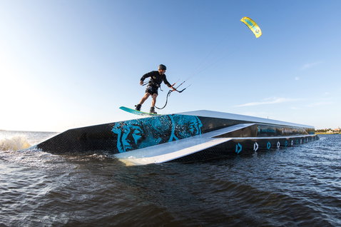 Duotone Gambler wake-style kiteboard durante il wakestyle su un lago d'acqua piatta