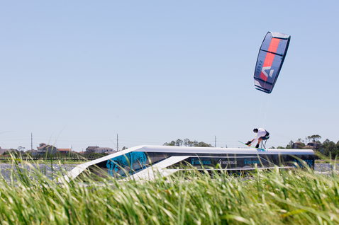 Duotone Gambler wake-style kiteboard durante il wakestyle in un parco cable su acqua piatta interna