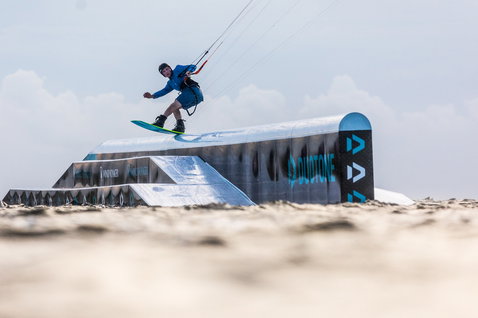 Duotone Gambler 2020 kiteboard wake-style durante la sessione wakestyle in un kite park sulla spiaggia