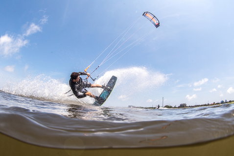 Duotone Vegas LEI kite during kitesurfing in a coastal flatwater lagoon