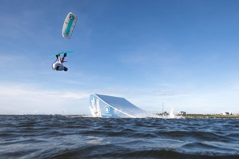 Duotone Vegas LEI kite during wakestyle kitesurfing at a wakestyle park on open water