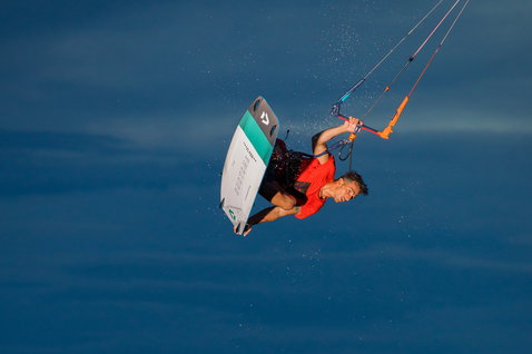 Duotone Team Series TS Textreme kiteboard twin-tip durante el kitesurf en el océano abierto