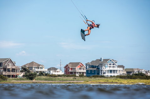 Duotone Team Series Textreme tabla de kitesurf twin-tip durante kitesurf en una laguna costera