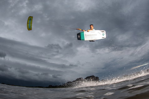 Duotone Team Series Textreme tabla de kitesurf twin-tip durante kitesurf en playa oceánica