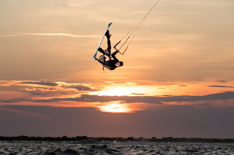 Tabla de kitesurf twin-tip Duotone Team Series Textreme 2021 durante el kitesurf en aguas planas del océano