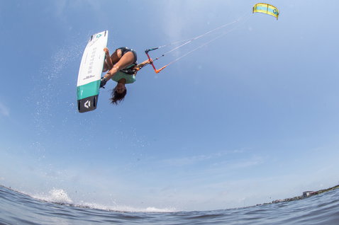 Duotone Team Series Textreme tabla twin-tip durante el kitesurf en el océano