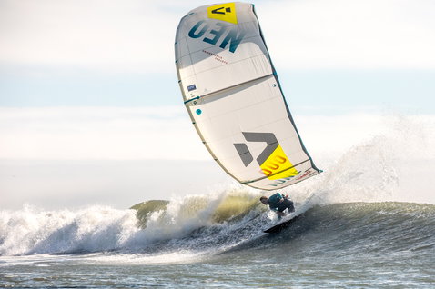 Duotone Neo LEI Kite beim Wellenreiten am Strand