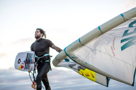 Duotone Neo LEI Kite beim Wellenreiten am Strand