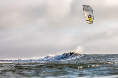 Duotone Neo LEI Kite beim Wellenreiten am Strand