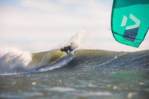 Duotone Neo LEI Kite beim Wellenreiten am Ozeanstrand