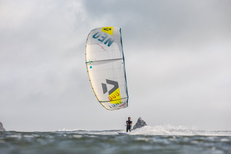Duotone Neo LEI Kite beim Wellenreiten am Ozeanstrand