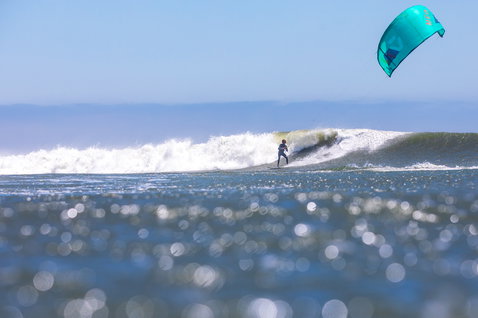 Duotone Neo LEI Kite beim Wellenreiten am Ozeanstrand