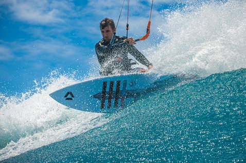 Duotone Pro Session wave kiteboard durante il surf sulle onde nell'oceano aperto