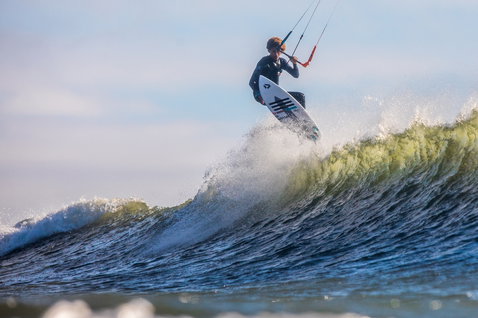 Duotone Pro Session 2020 kiteboard da wave durante il wave riding sull'oceano