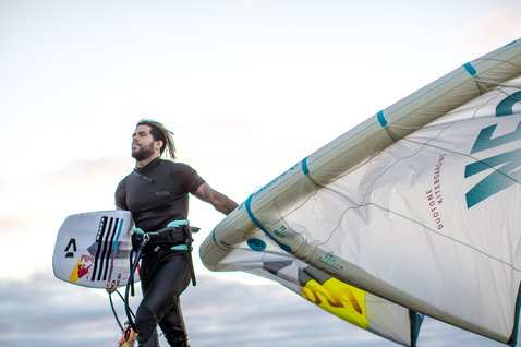 Duotone Kiteboarding Pro Voke 2020 strapless surfboard during kitesurfing at the beach