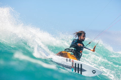 Duotone Pro Wam kiteboard de vagues lors du kitesurf sur une plage océanique