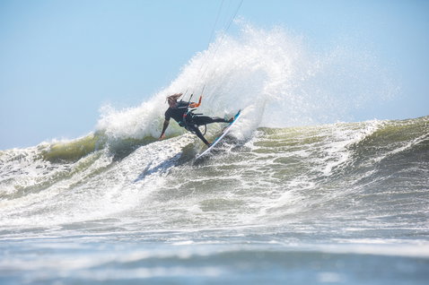 Duotone Pro Wam 2020 kiteboard de vagues lors du surf de vagues dans l'océan