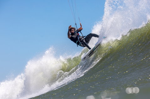 Duotone Pro Wam 2020 kiteboard de vagues lors du surf de vagues sur la plage de l'océan