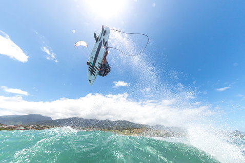 Kiteboard de vagues Duotone Pro Wam 2020 lors d'une session de kitesurf en plage avec montagnes
