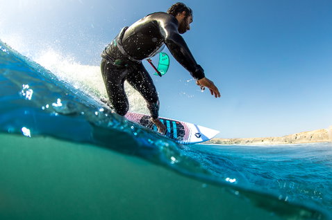 Duotone Pro Wam kiteboard de vagues lors du surf de vagues sur la plage de l'océan