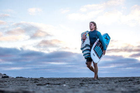 Duotone Pro Whip kiteboard en train de faire du kitesurf sur la plage