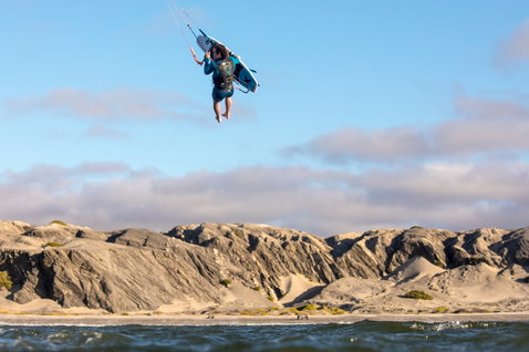 Duotone Pro Whip planche de kitesurf de vagues pendant le kitesurf sur des dunes côtières et l'océan