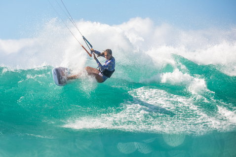 Kiteboard de vagues Duotone Kiteboarding Pro Whip 2020 en train de surfer des vagues sur l'océan