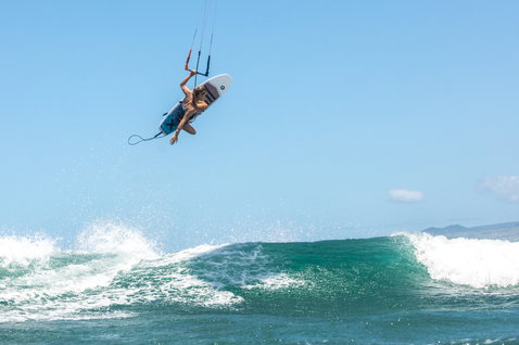 Duotone Pro Whip 2020 kiteboard de vague lors du kitesurf sur la plage de l'océan