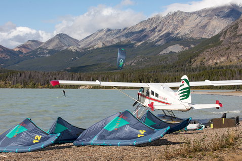 Duotone Evo LEI Kite beim Kitesurfen am Seeufer in unberührter Wildnis in Alaska oder Kanada