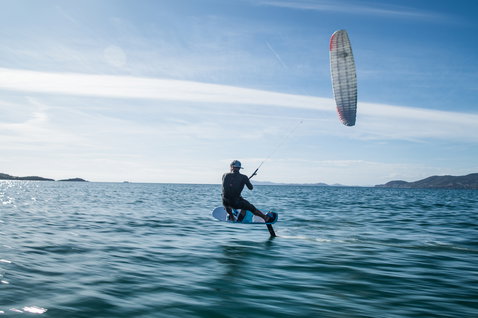 Duotone Capa Foil Kite beim Foilen auf dem offenen Ozean mit Küste