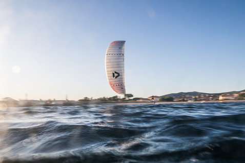 Duotone Capa Foil-Kite beim Foilen an der Meeresküste