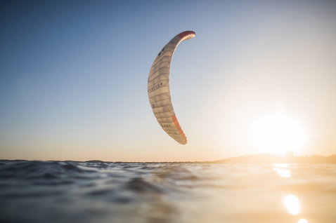 Duotone Capa Foilkite beim Foilen auf dem offenen Meer