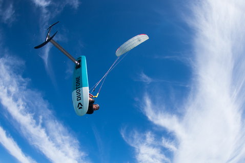 Duotone Daytona 105 tabla de kite foil durante foiling sobre el océano bajo un cielo azul