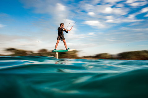 Duotone Daytona kiteboard de foil durante el foiling en una laguna tropical